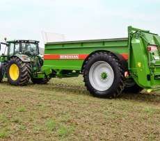 Rozrzutnik obornika Bergmann seria TSW - DUŻE KOŁA z ciągnikiem John Deere