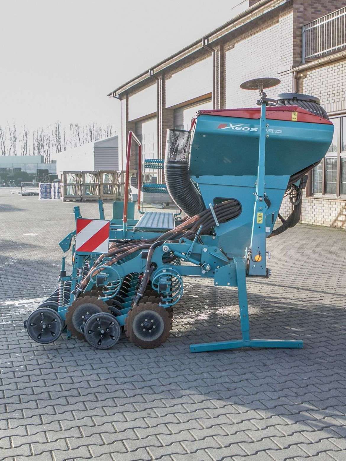 Siewnik widziany z boku pneumatyczny zbożowy Xeos PRO 4m