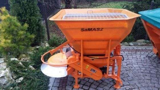 Zdjęcie boczne posypywarki piasku i soli SAND 400 