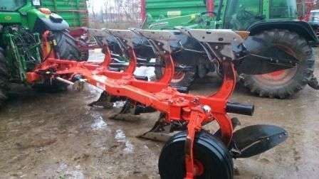 Pług używany Gregoire Besson na tle ciągnika Fend i John Deer