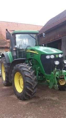 Widok z przodu i z boku od strony pasażera w ciągniku John Deere 7720 .