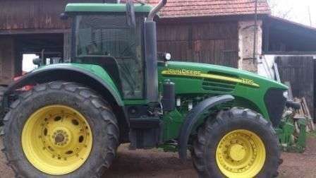 Fotografia przedstawiajaca bok ciągnika John Deere 7720.