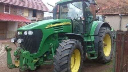 Widok z przodu i z boku ciągnika John Deere 7720.