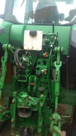 Zaczep tylny w ciągniku John Deere 7720.
