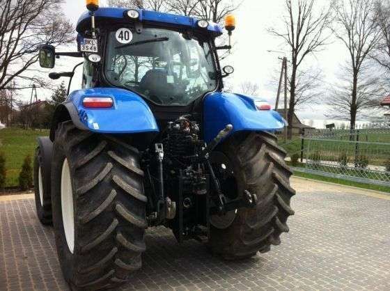 Tył ciągnika rolniczego New Holland T 6080
