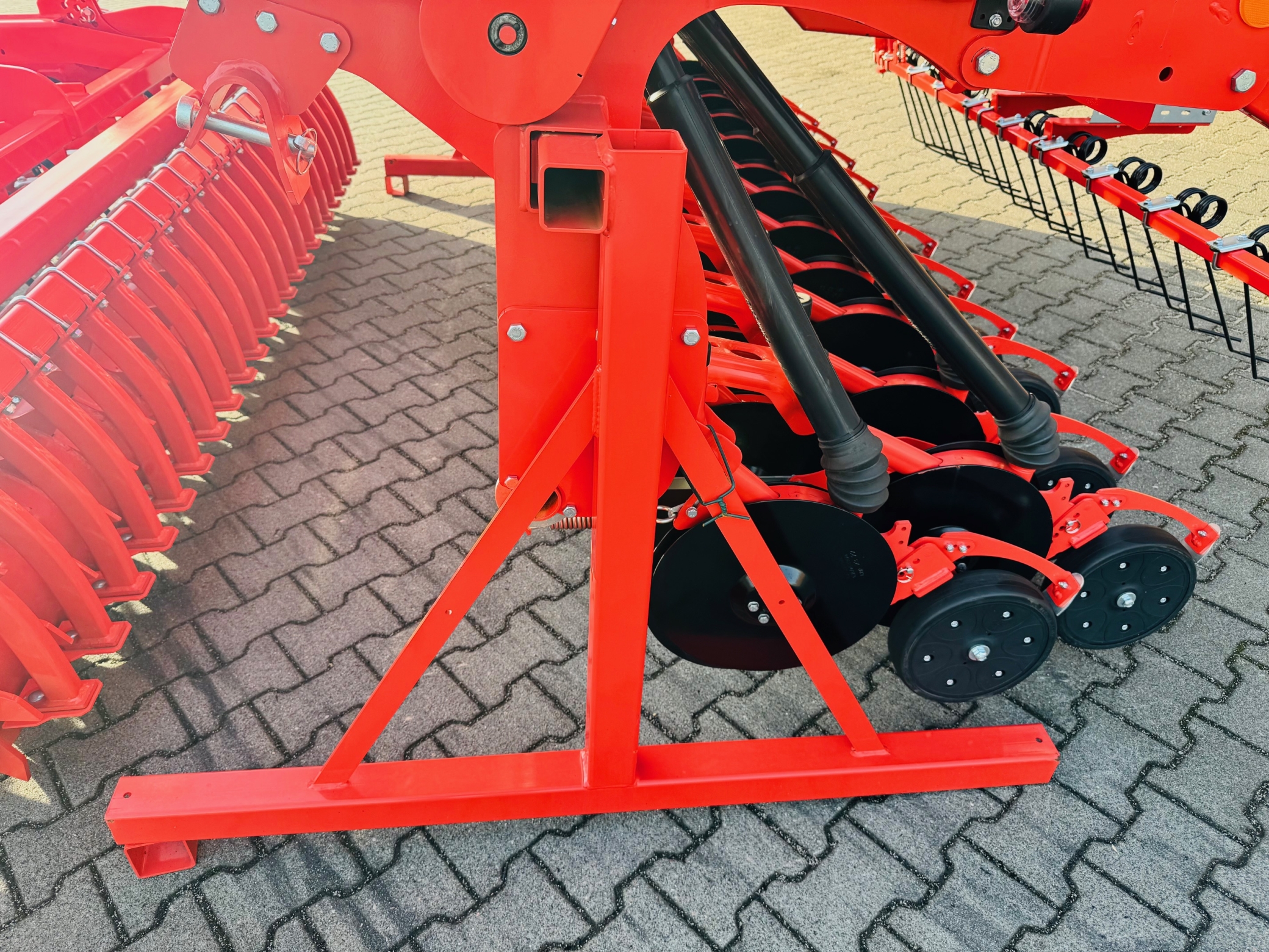 Agregat-uprawowo-siewny-zestaw-uprawowy-3-0-maschio-gaspardo-plac-firma-korbanek