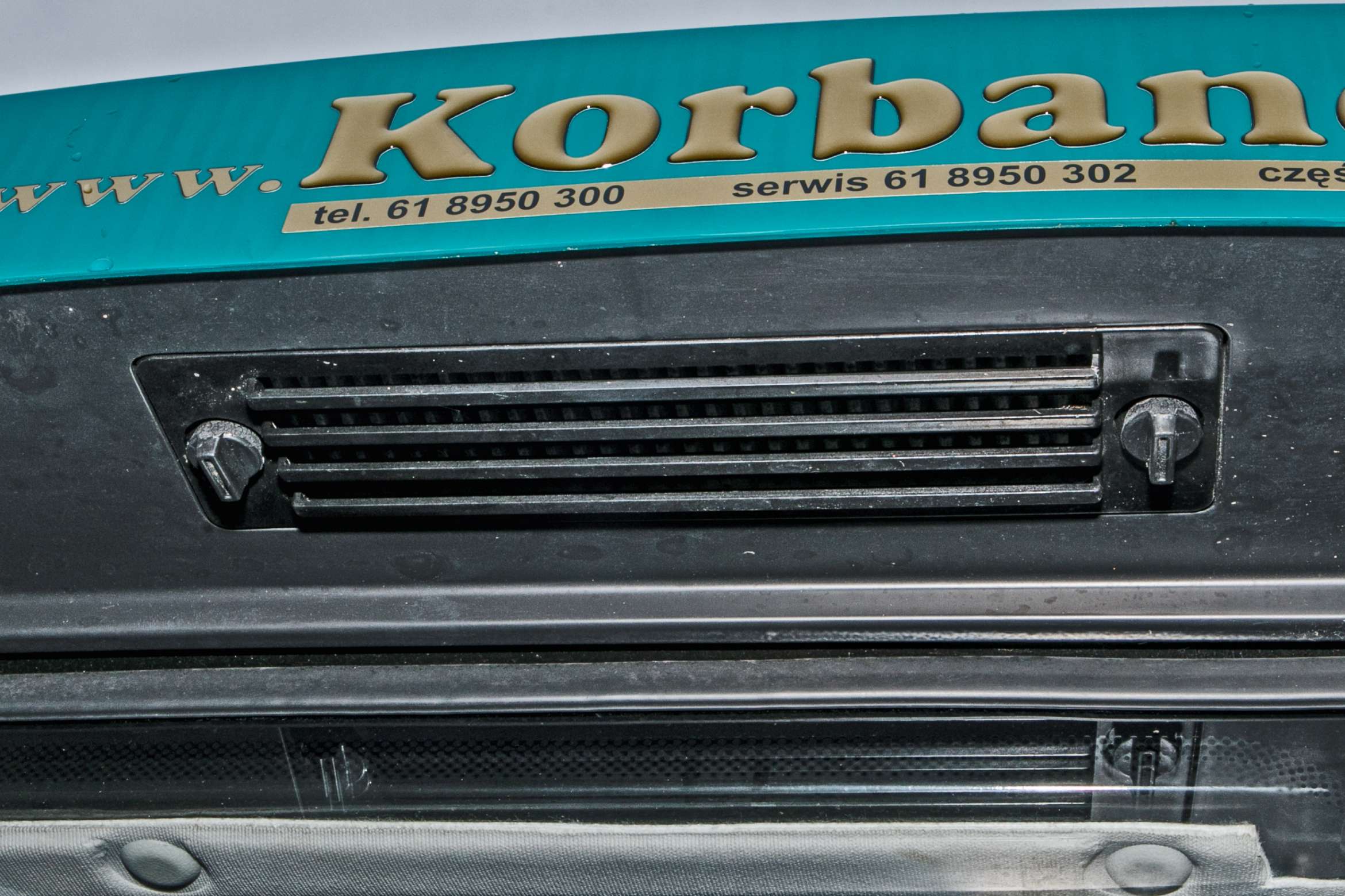 Ciągnik rolniczy Arbos 2040 widok na filtr powietrza kabiny