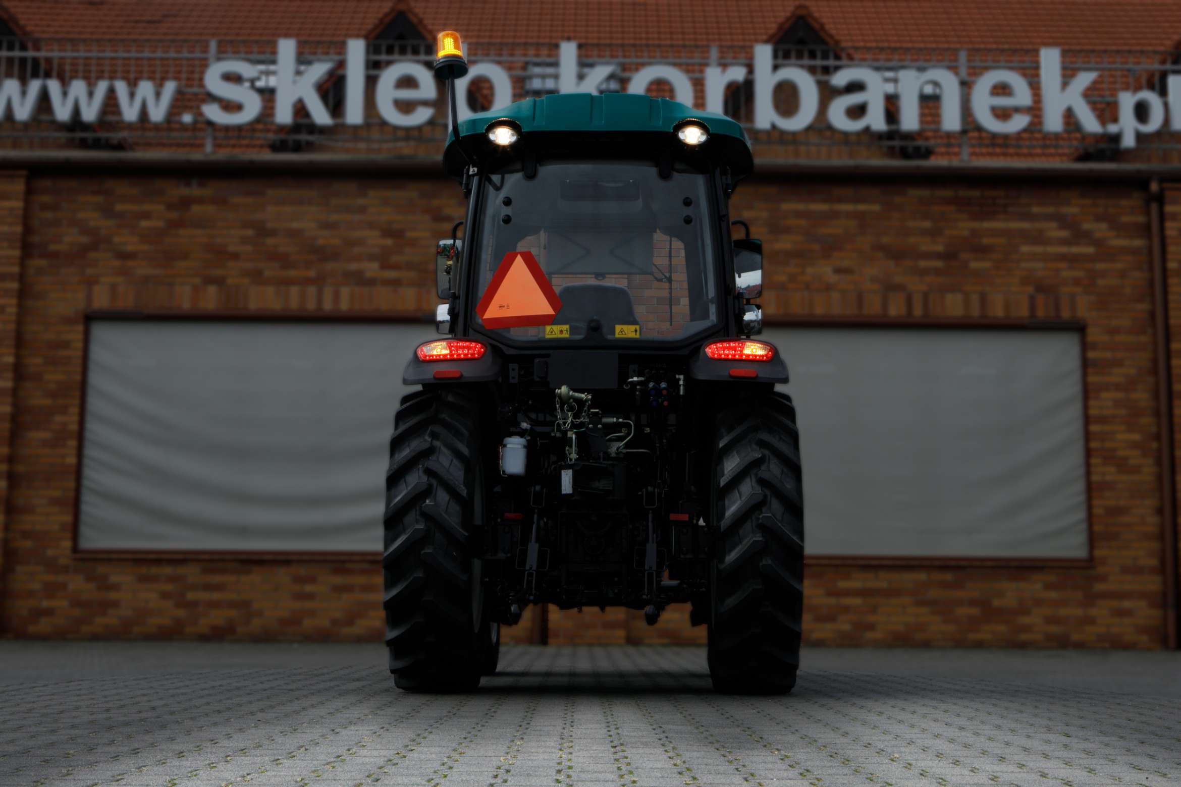 Ciągnik rolniczy Arbos 3075 Stage V widok na tylne oświetlenie