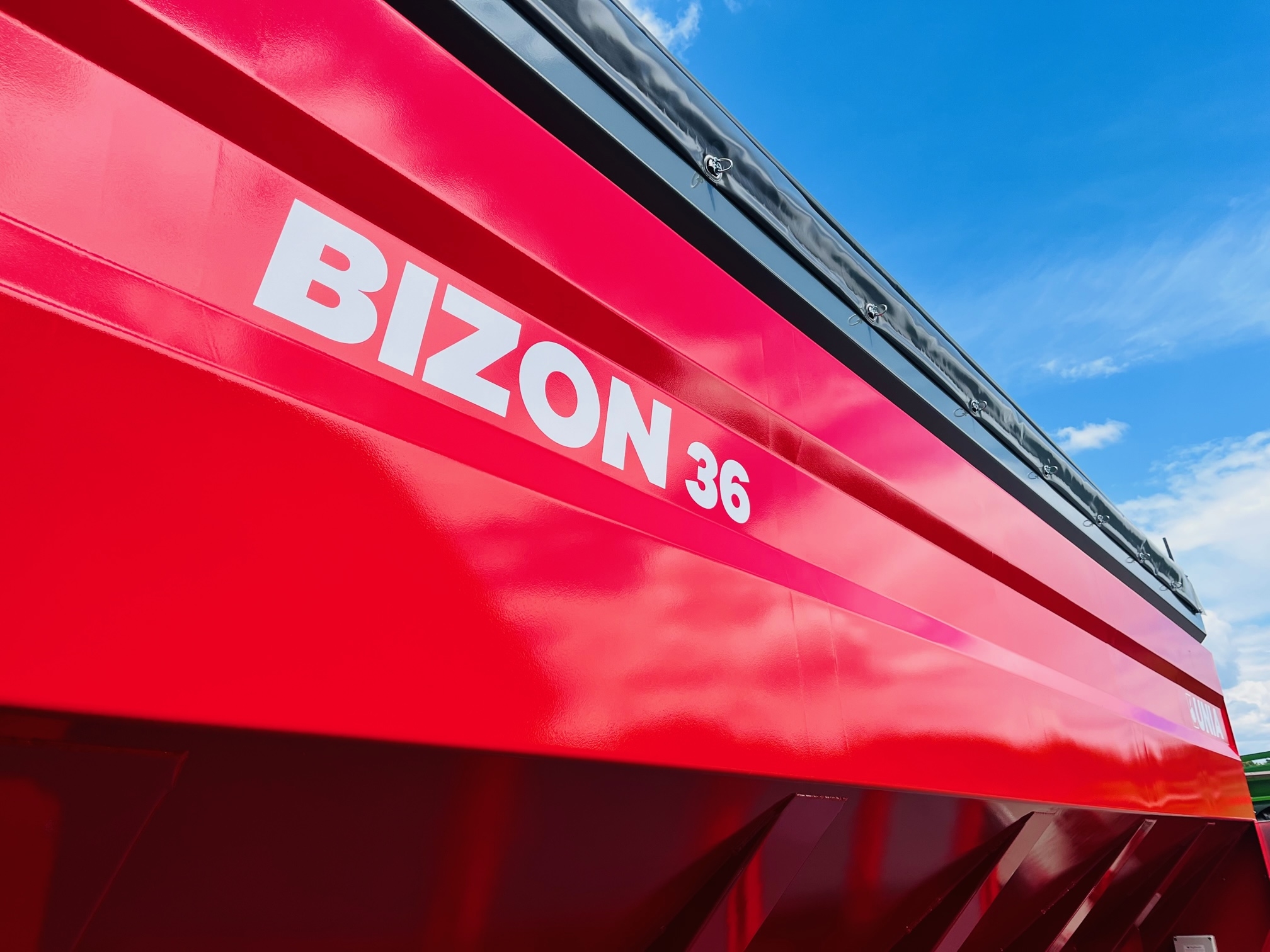 Duża ogromna przyczepa przeladowcza unia group bizon 36 3-osiowa plac korbanek