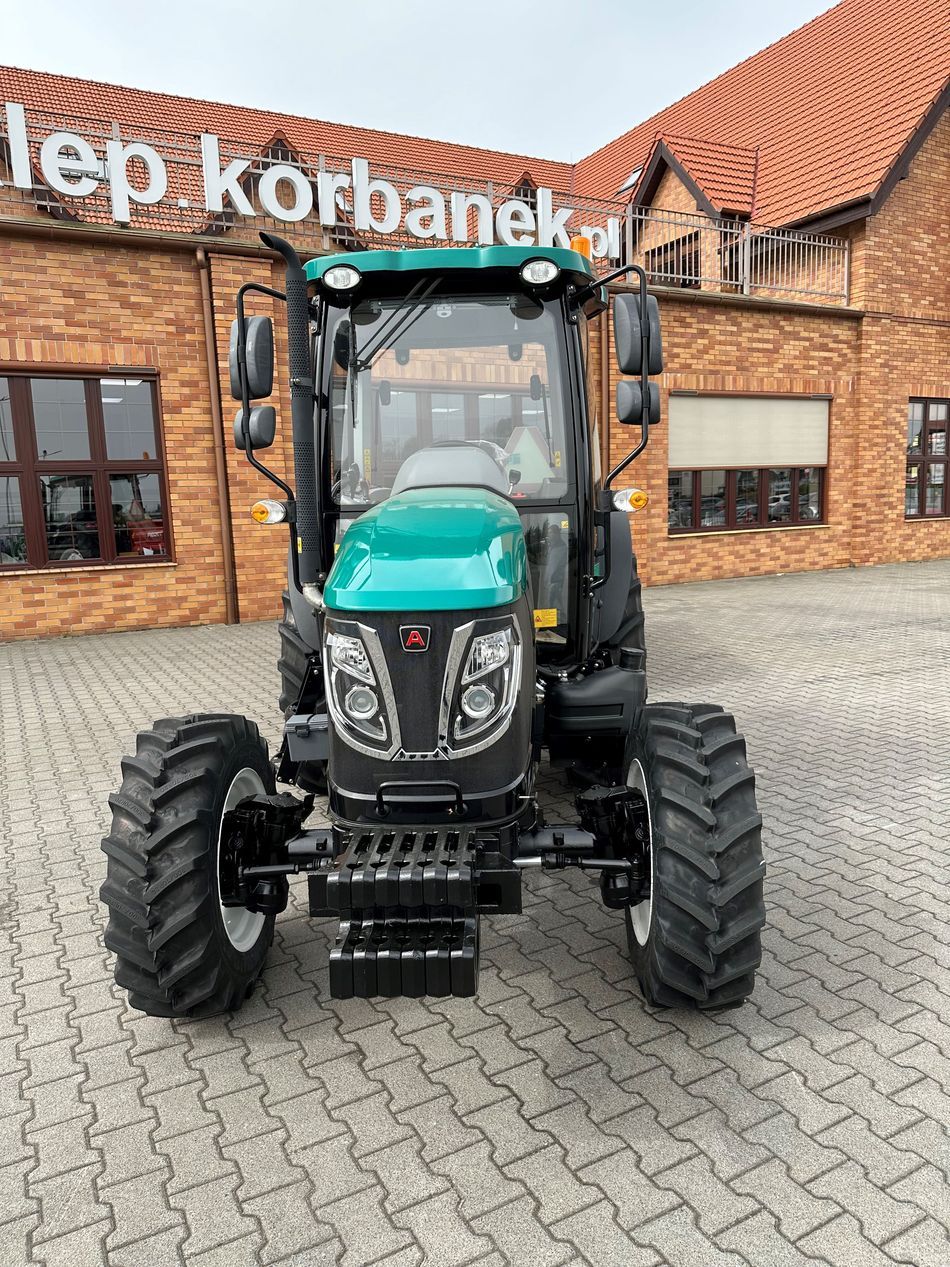 Ciągnik rolniczy Arbos 3075 z przyczepą Metal-Fach w promocji