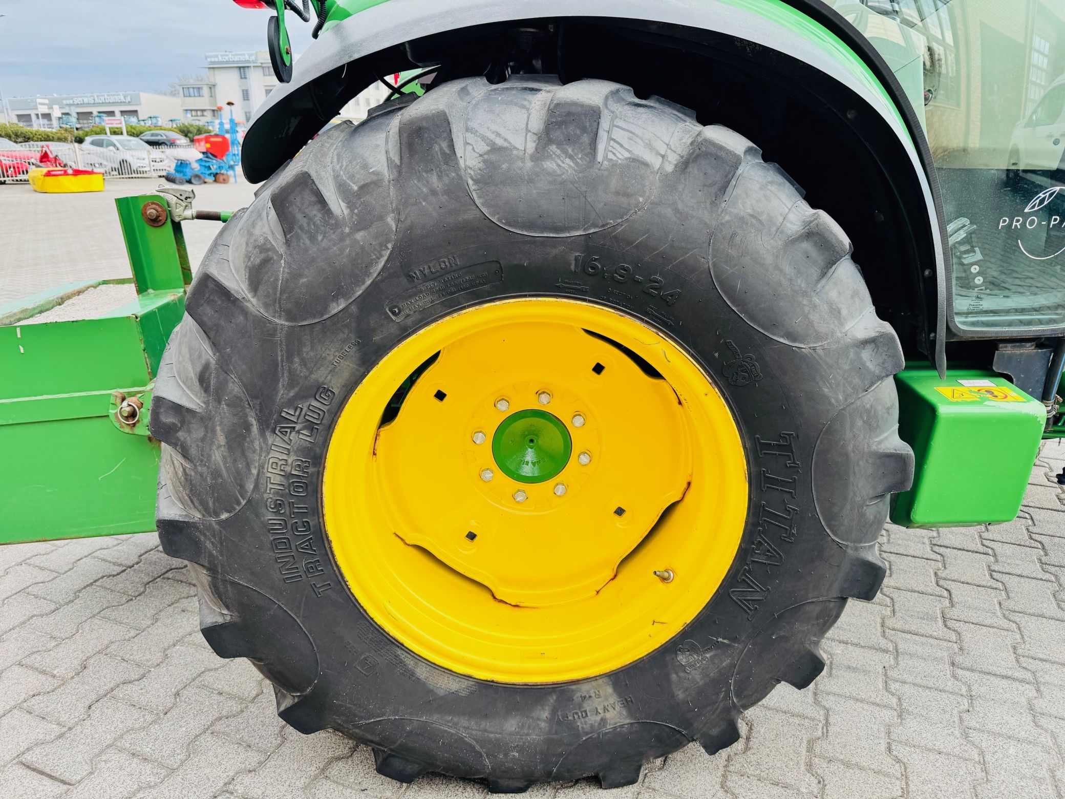 kompaktowy-wielozadaniowy-traktor-ciagnik-john-deere-seria-r-4049-z-ladowacz-czolowy-przedni-tuz--plac-firma-korbanek