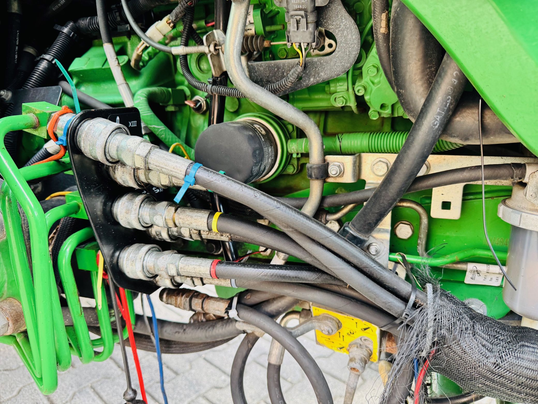 kompaktowy-wielozadaniowy-traktor-ciagnik-john-deere-seria-r-4049-z-ladowacz-czolowy-przedni-tuz--plac-firma-korbanek