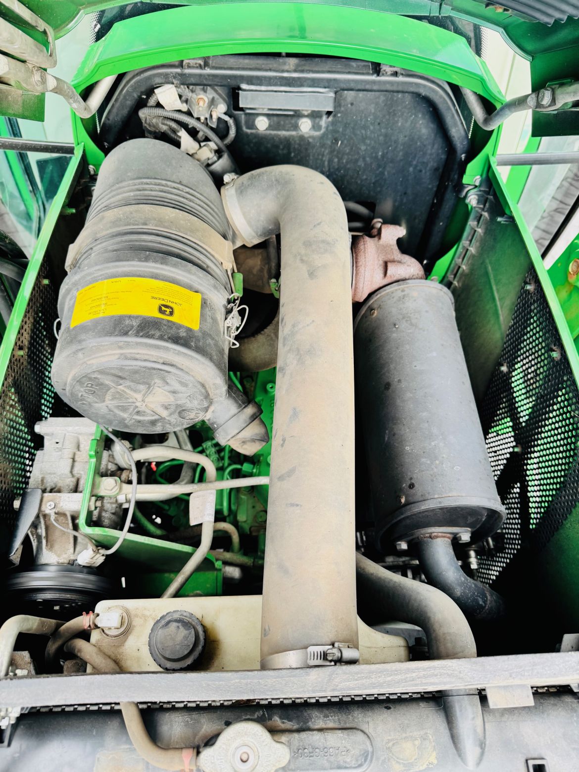 kompaktowy-wielozadaniowy-traktor-ciagnik-john-deere-seria-r-4049-z-ladowacz-czolowy-przedni-tuz--plac-firma-korbanek