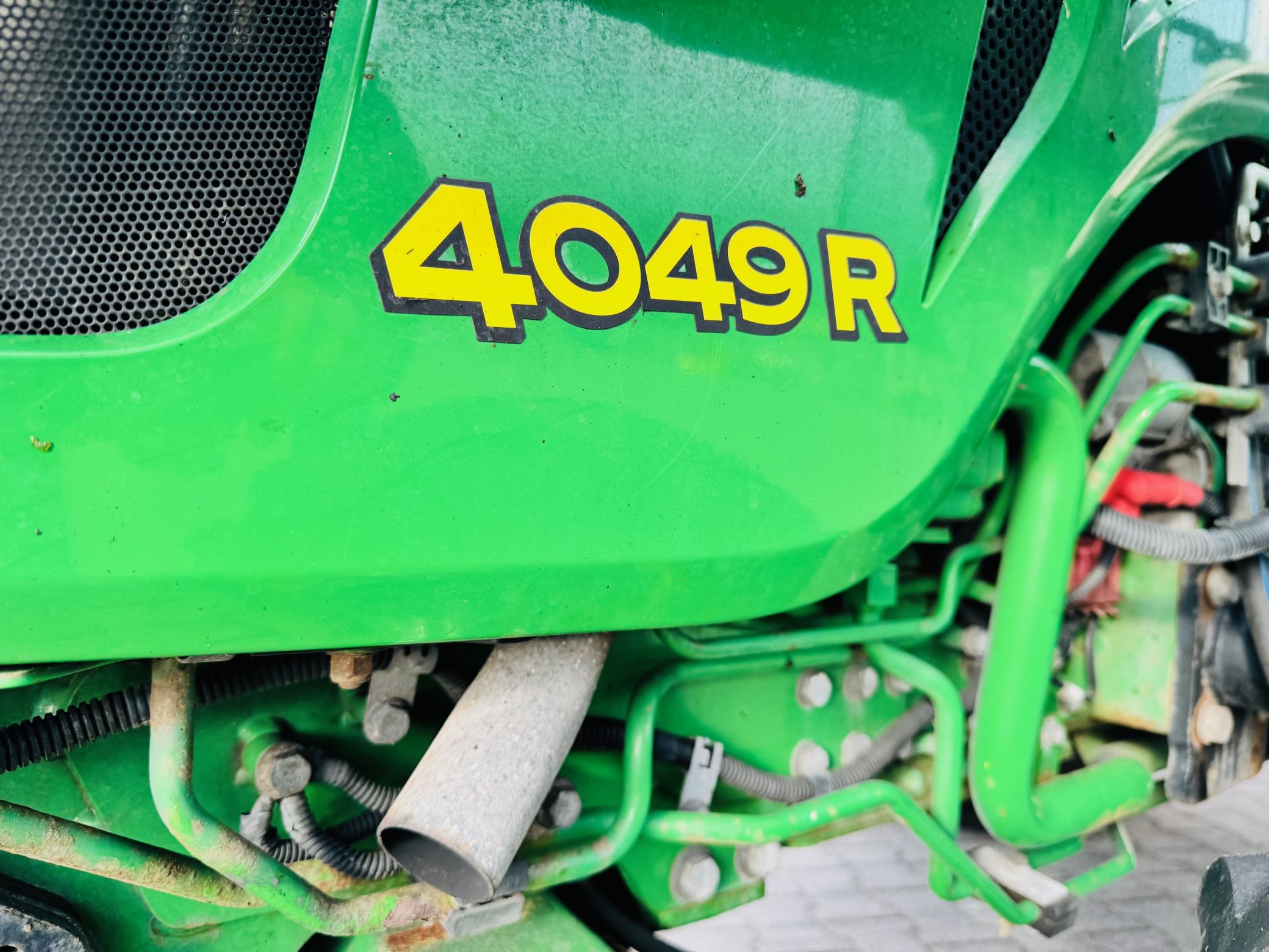 kompaktowy-wielozadaniowy-traktor-ciagnik-john-deere-seria-r-4049-z-ladowacz-czolowy-przedni-tuz--plac-firma-korbanek