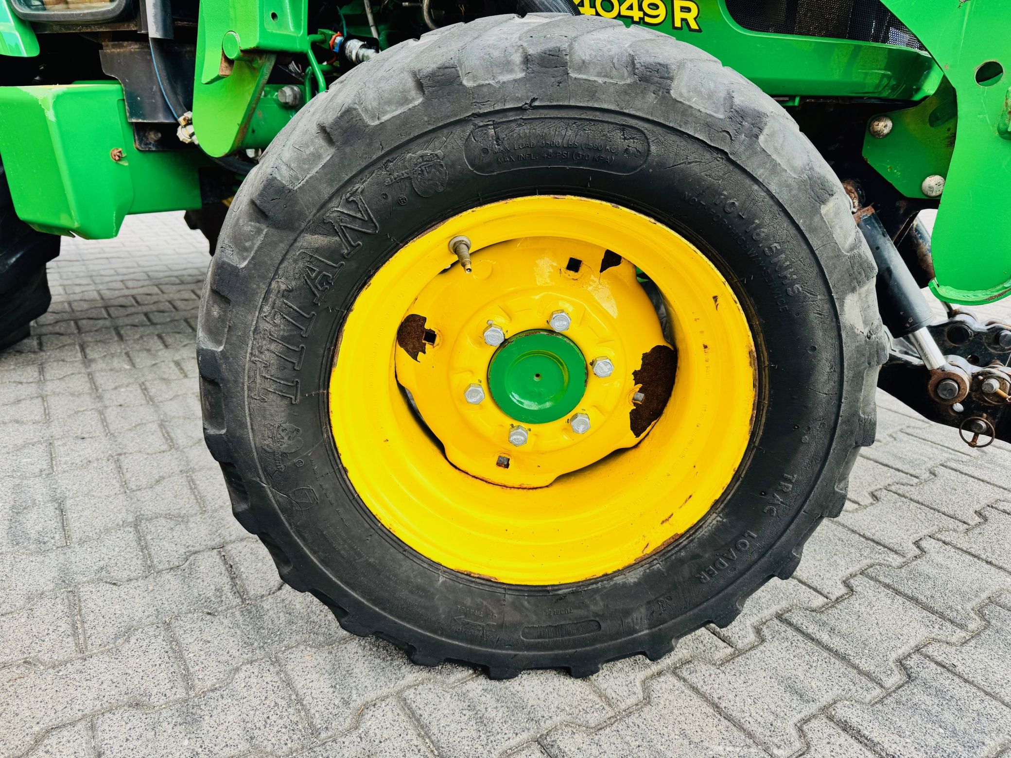 kompaktowy-wielozadaniowy-traktor-ciagnik-john-deere-seria-r-4049-z-ladowacz-czolowy-przedni-tuz--plac-firma-korbanek