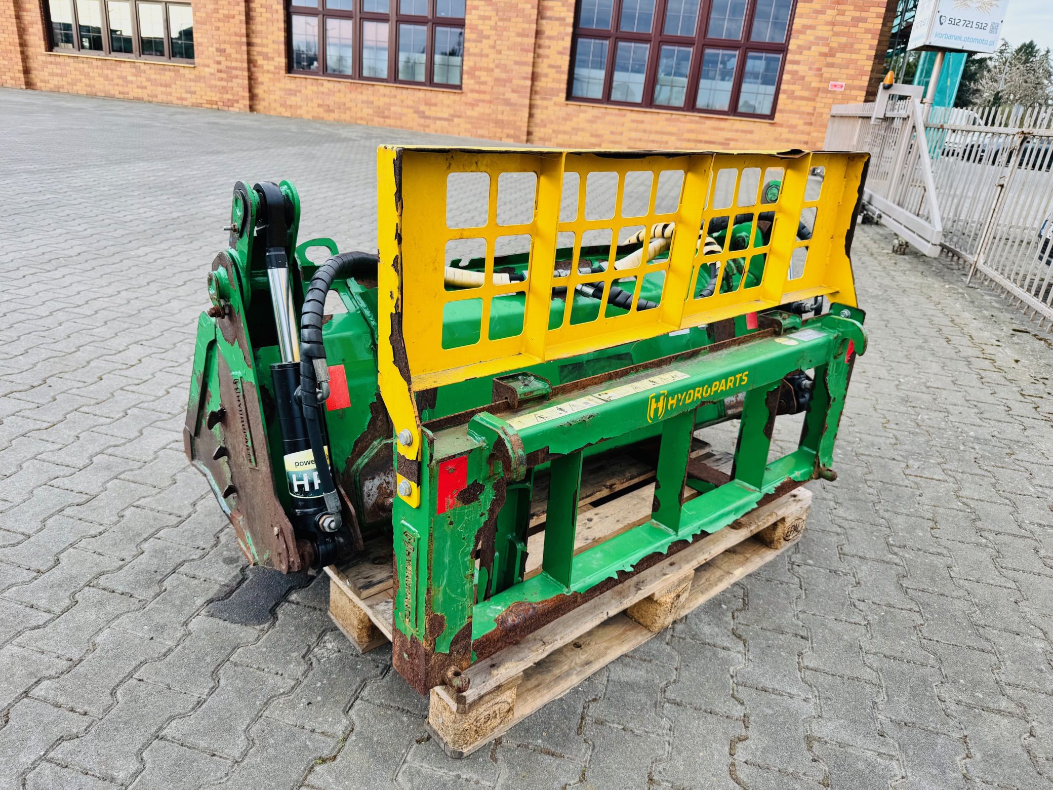 kompaktowy-wielozadaniowy-traktor-ciagnik-john-deere-seria-r-4049-z-ladowacz-czolowy-przedni-tuz--plac-firma-korbanek