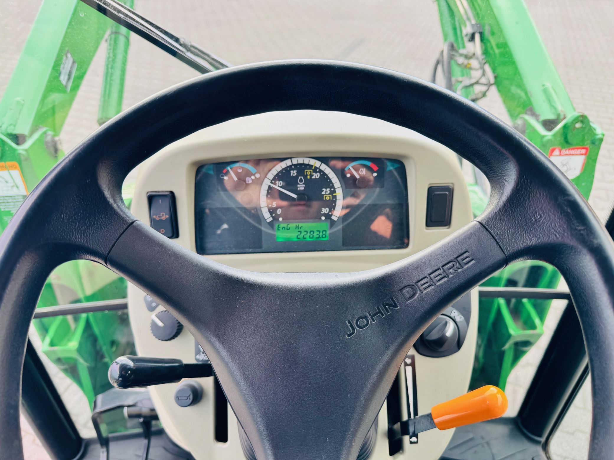 kompaktowy-wielozadaniowy-traktor-ciagnik-john-deere-seria-r-4049-z-ladowacz-czolowy-przedni-tuz--plac-firma-korbanek