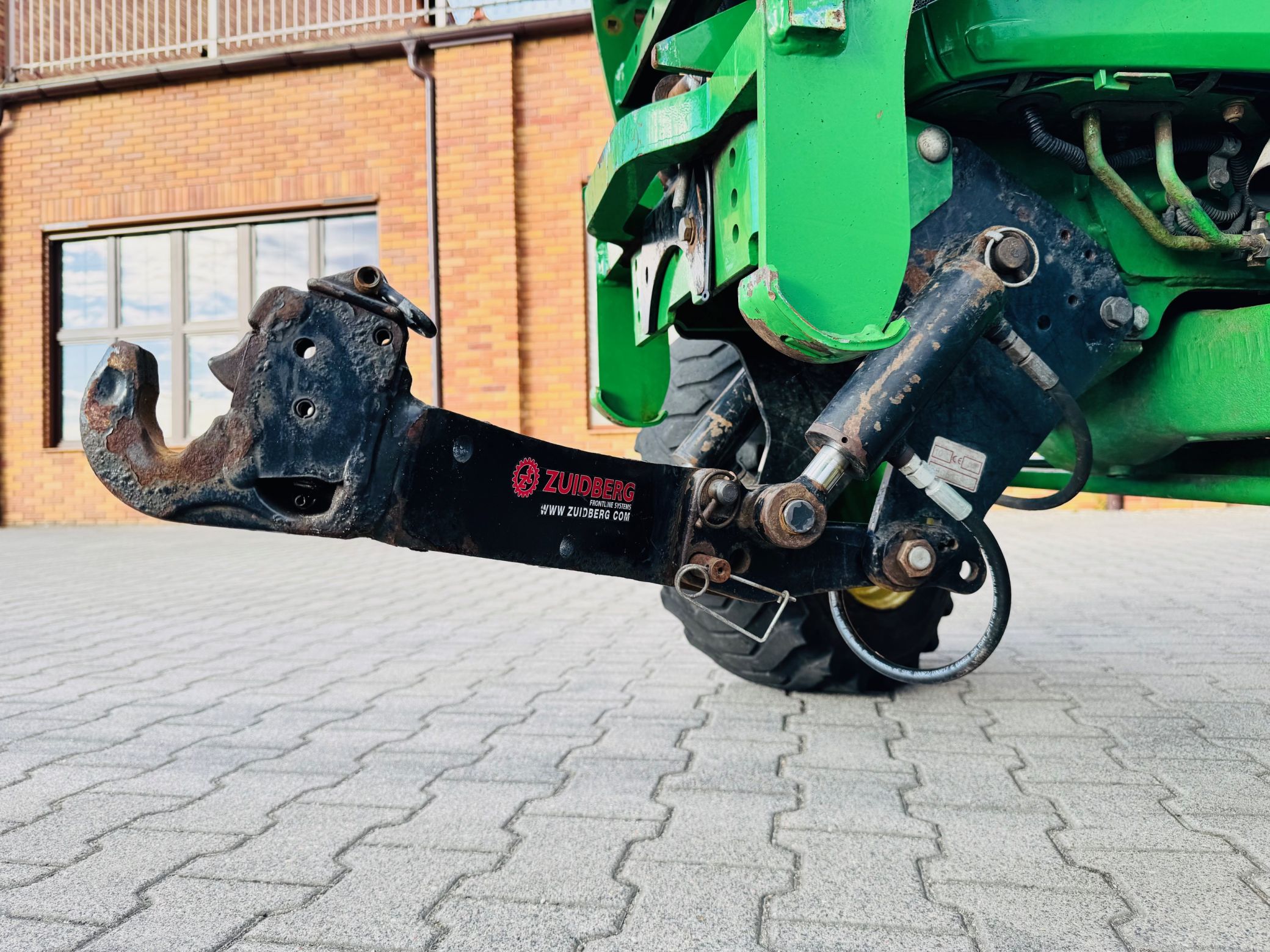 kompaktowy-wielozadaniowy-traktor-ciagnik-john-deere-seria-r-4049-z-ladowacz-czolowy-przedni-tuz--plac-firma-korbanek