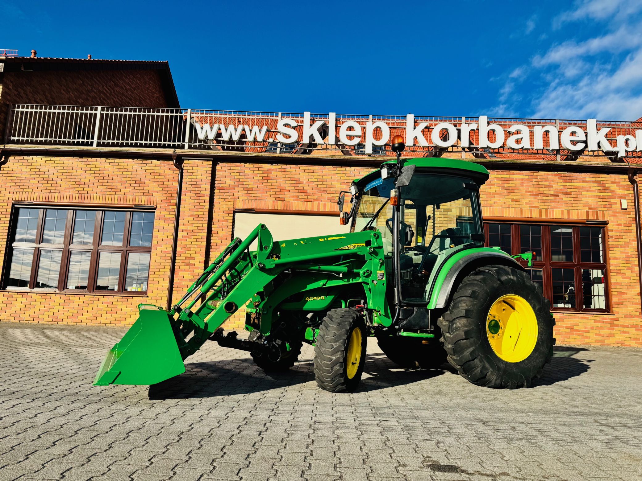 kompaktowy-wielozadaniowy-traktor-ciagnik-john-deere-seria-r-4049-z-ladowacz-czolowy-przedni-tuz--plac-firma-korbanek