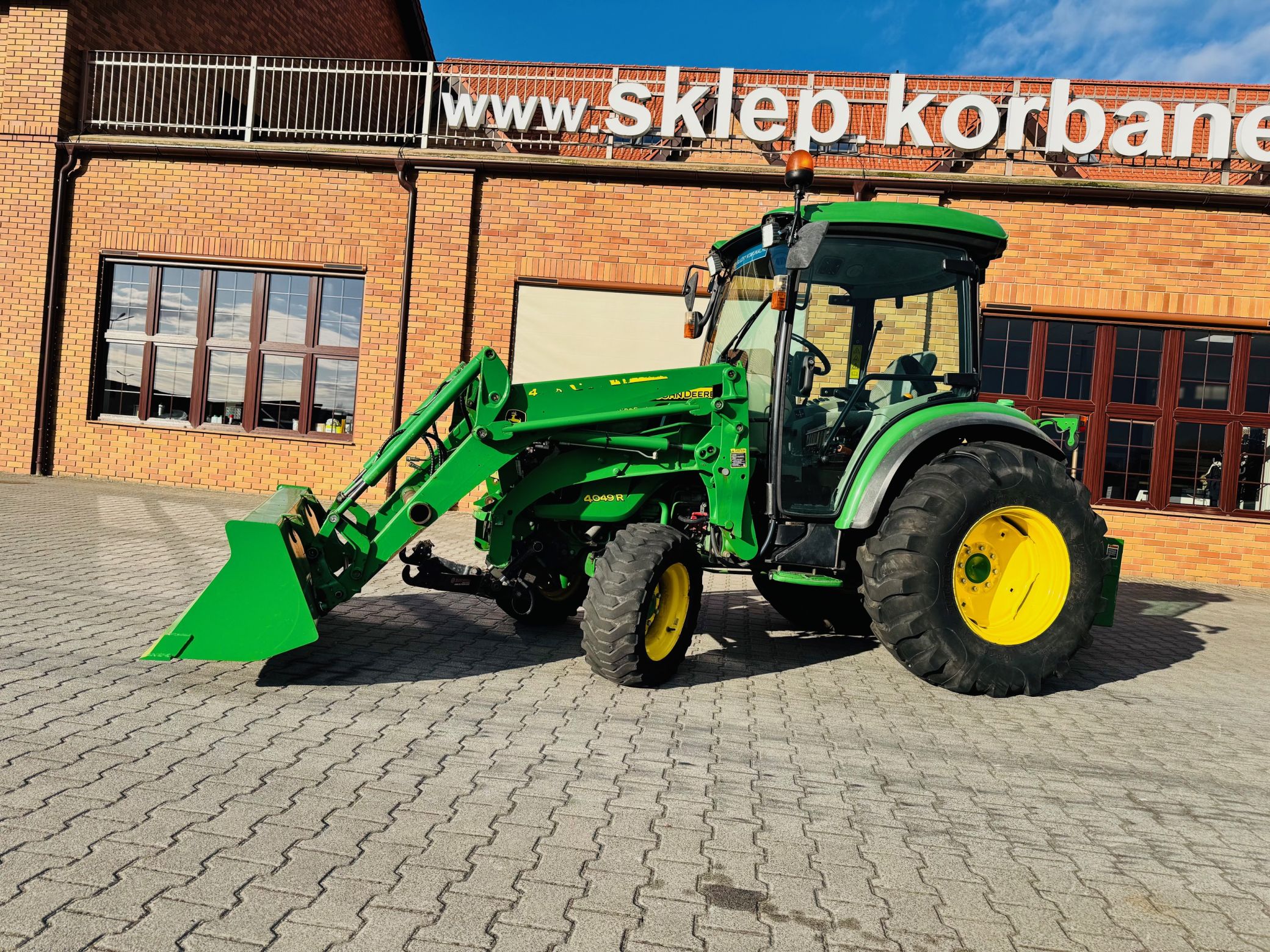 kompaktowy-wielozadaniowy-traktor-ciagnik-john-deere-seria-r-4049-z-ladowacz-czolowy-przedni-tuz--plac-firma-korbanek