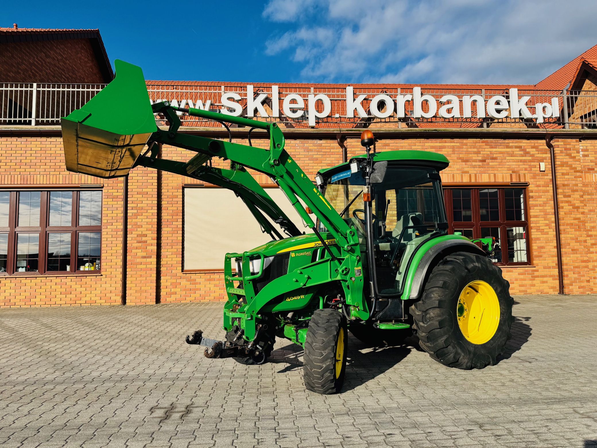 kompaktowy-wielozadaniowy-traktor-ciagnik-john-deere-seria-r-4049-z-ladowacz-czolowy-przedni-tuz--plac-firma-korbanek