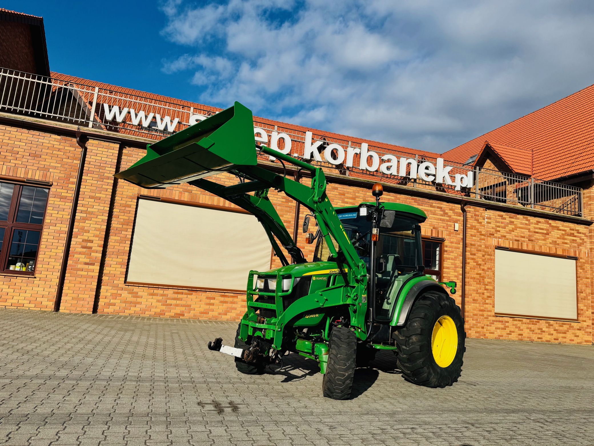 kompaktowy-wielozadaniowy-traktor-ciagnik-john-deere-seria-r-4049-z-ladowacz-czolowy-przedni-tuz--plac-firma-korbanek