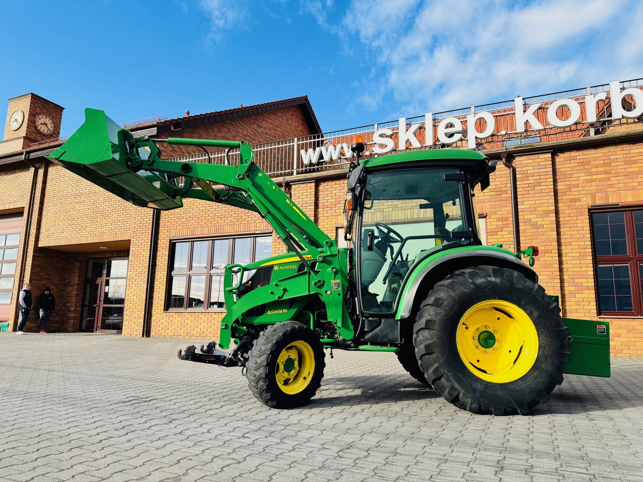 kompaktowy-wielozadaniowy-traktor-ciagnik-john-deere-seria-r-4049-z-ladowacz-czolowy-przedni-tuz--plac-firma-korbanek
