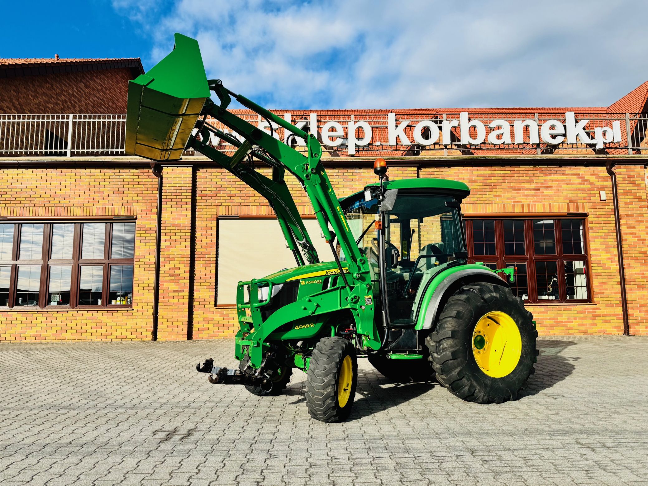 kompaktowy-wielozadaniowy-traktor-ciagnik-john-deere-seria-r-4049-z-ladowacz-czolowy-przedni-tuz--plac-firma-korbanek