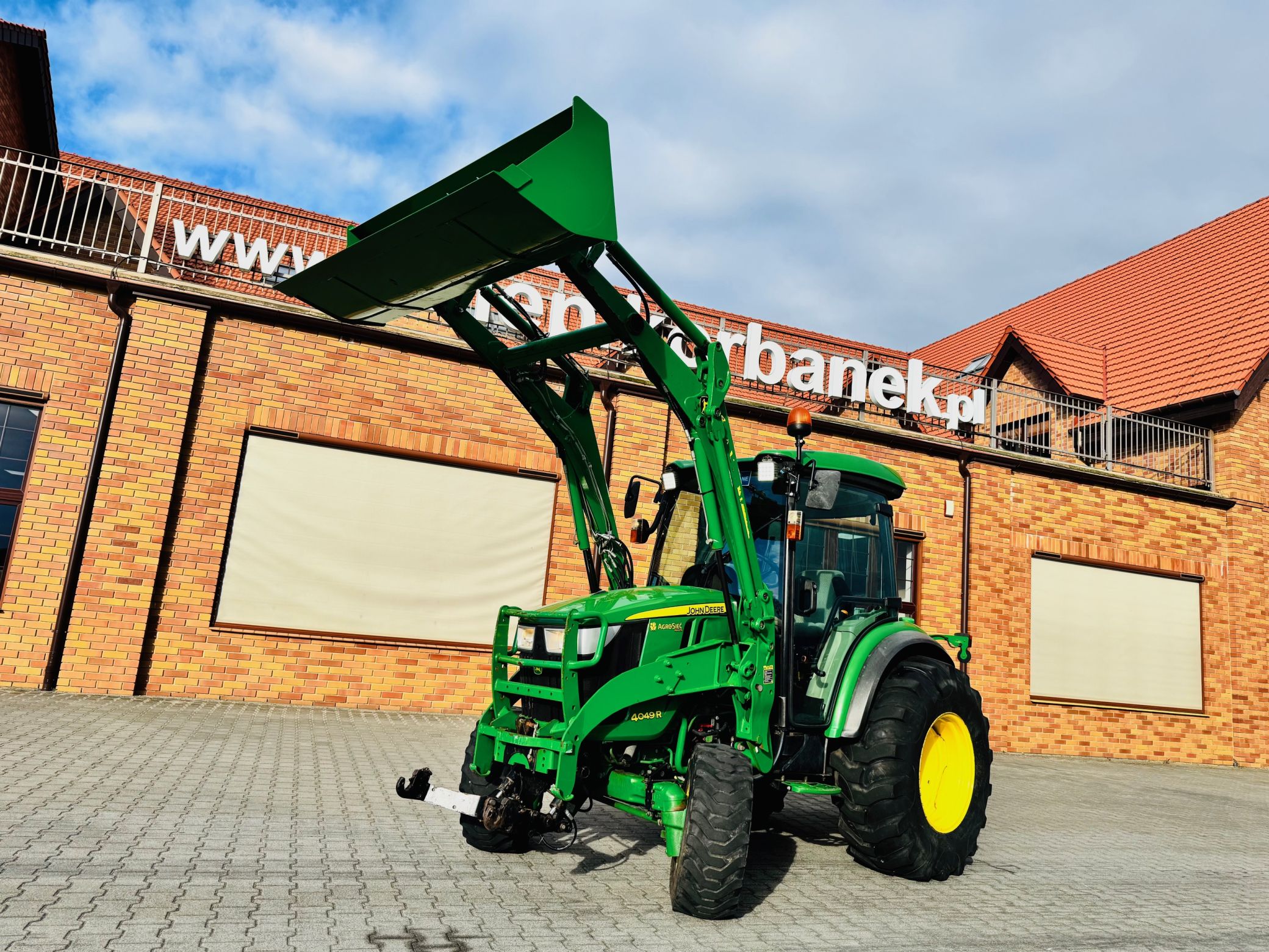kompaktowy-wielozadaniowy-traktor-ciagnik-john-deere-seria-r-4049-z-ladowacz-czolowy-przedni-tuz--plac-firma-korbanek
