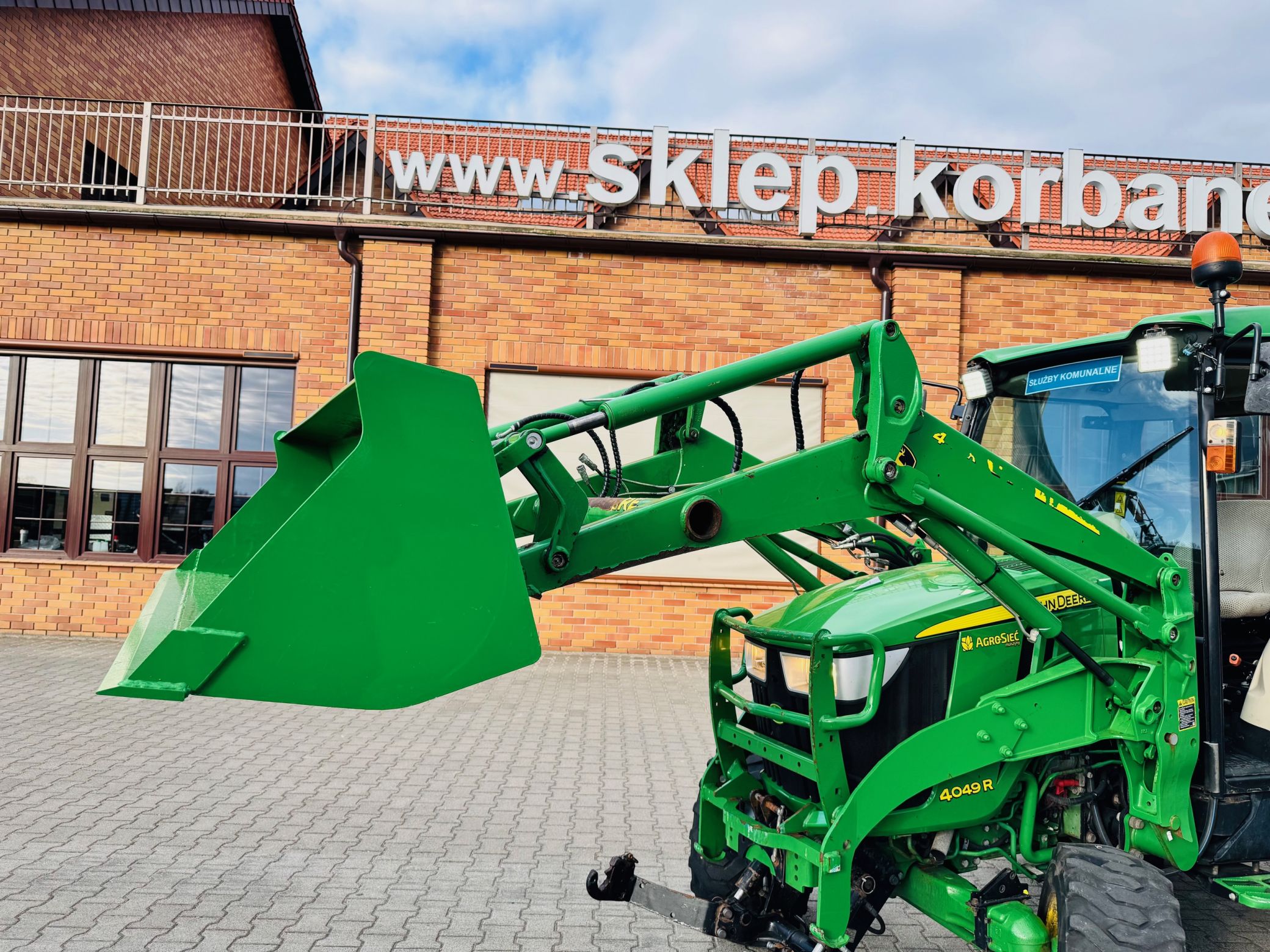 kompaktowy-wielozadaniowy-traktor-ciagnik-john-deere-seria-r-4049-z-ladowacz-czolowy-przedni-tuz--plac-firma-korbanek