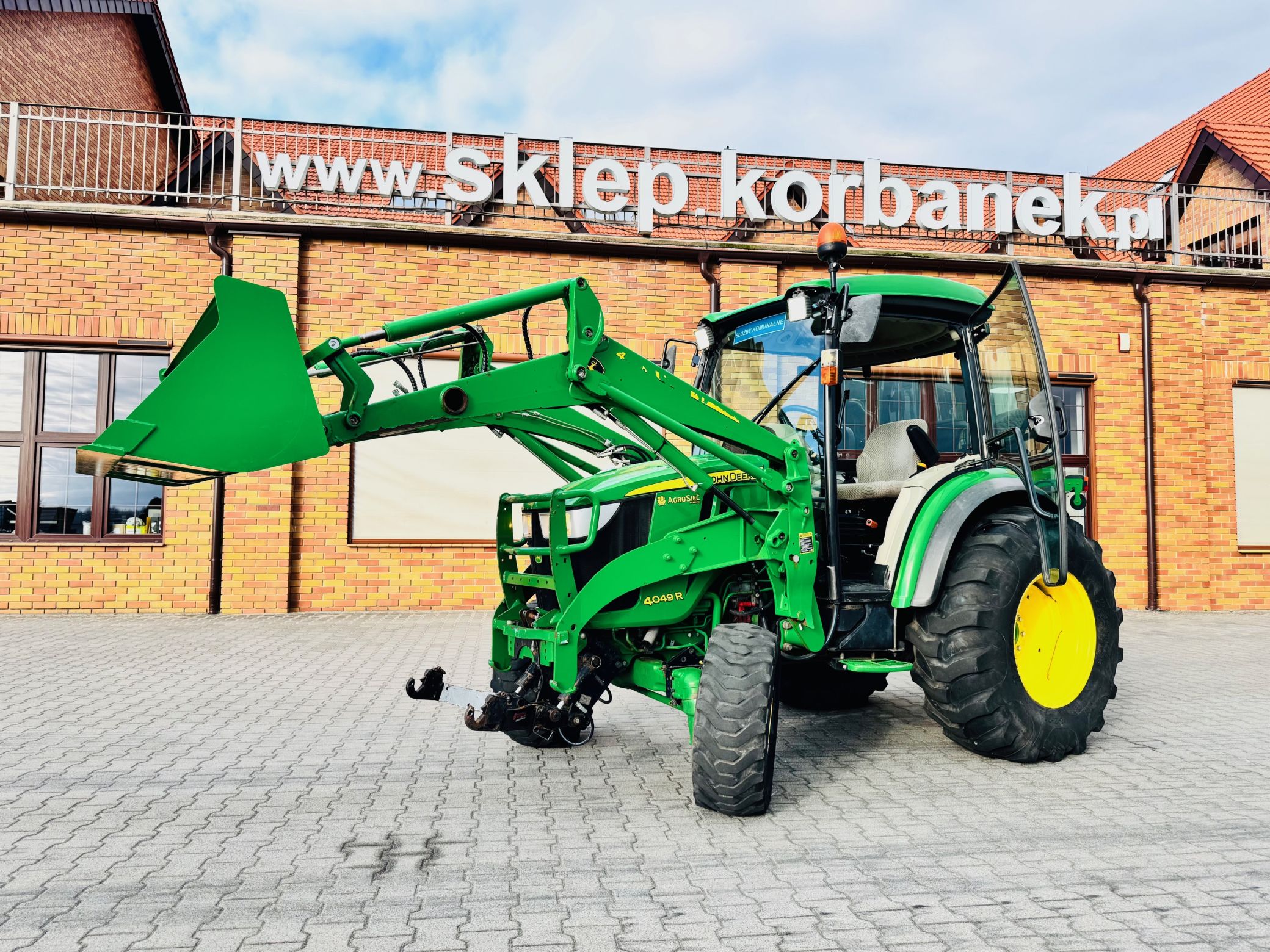 kompaktowy-wielozadaniowy-traktor-ciagnik-john-deere-seria-r-4049-z-ladowacz-czolowy-przedni-tuz--plac-firma-korbanek