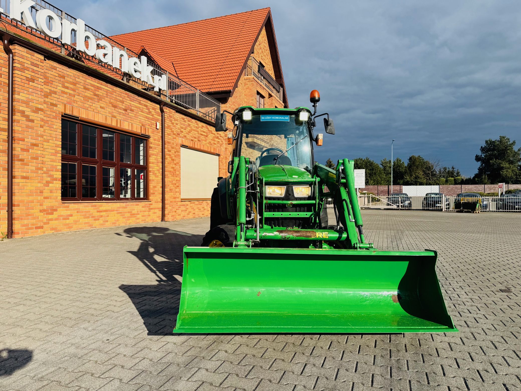 kompaktowy-wielozadaniowy-traktor-ciagnik-john-deere-seria-r-4049-z-ladowacz-czolowy-przedni-tuz--plac-firma-korbanek