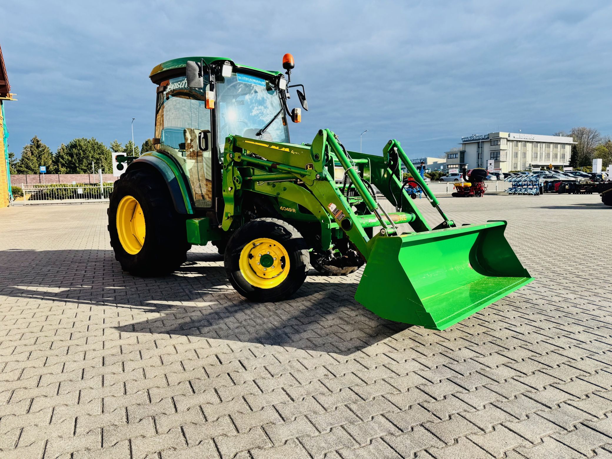 kompaktowy-wielozadaniowy-traktor-ciagnik-john-deere-seria-r-4049-z-ladowacz-czolowy-przedni-tuz--plac-firma-korbanek
