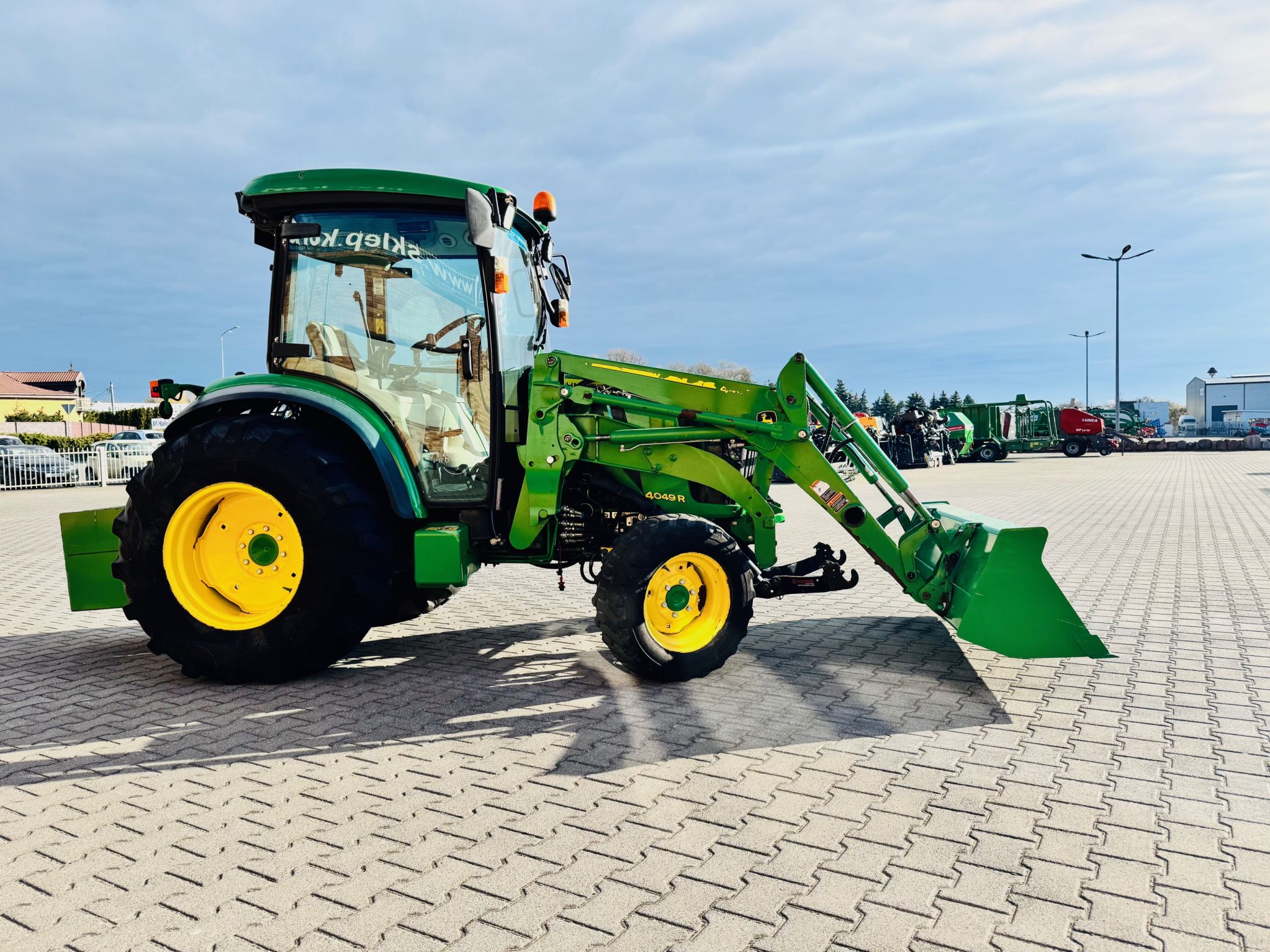 kompaktowy-wielozadaniowy-traktor-ciagnik-john-deere-seria-r-4049-z-ladowacz-czolowy-przedni-tuz--plac-firma-korbanek