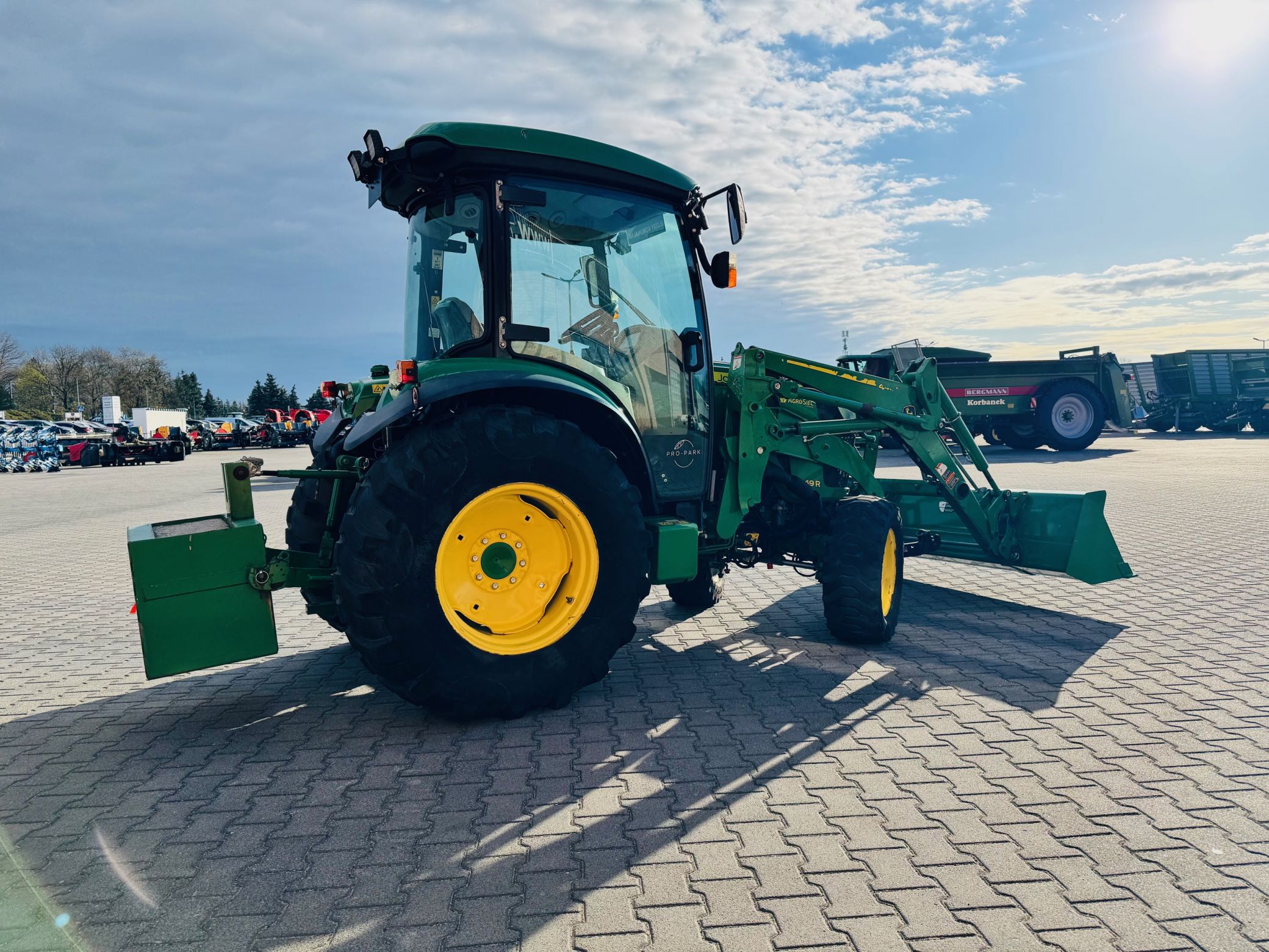 kompaktowy-wielozadaniowy-traktor-ciagnik-john-deere-seria-r-4049-z-ladowacz-czolowy-przedni-tuz--plac-firma-korbanek