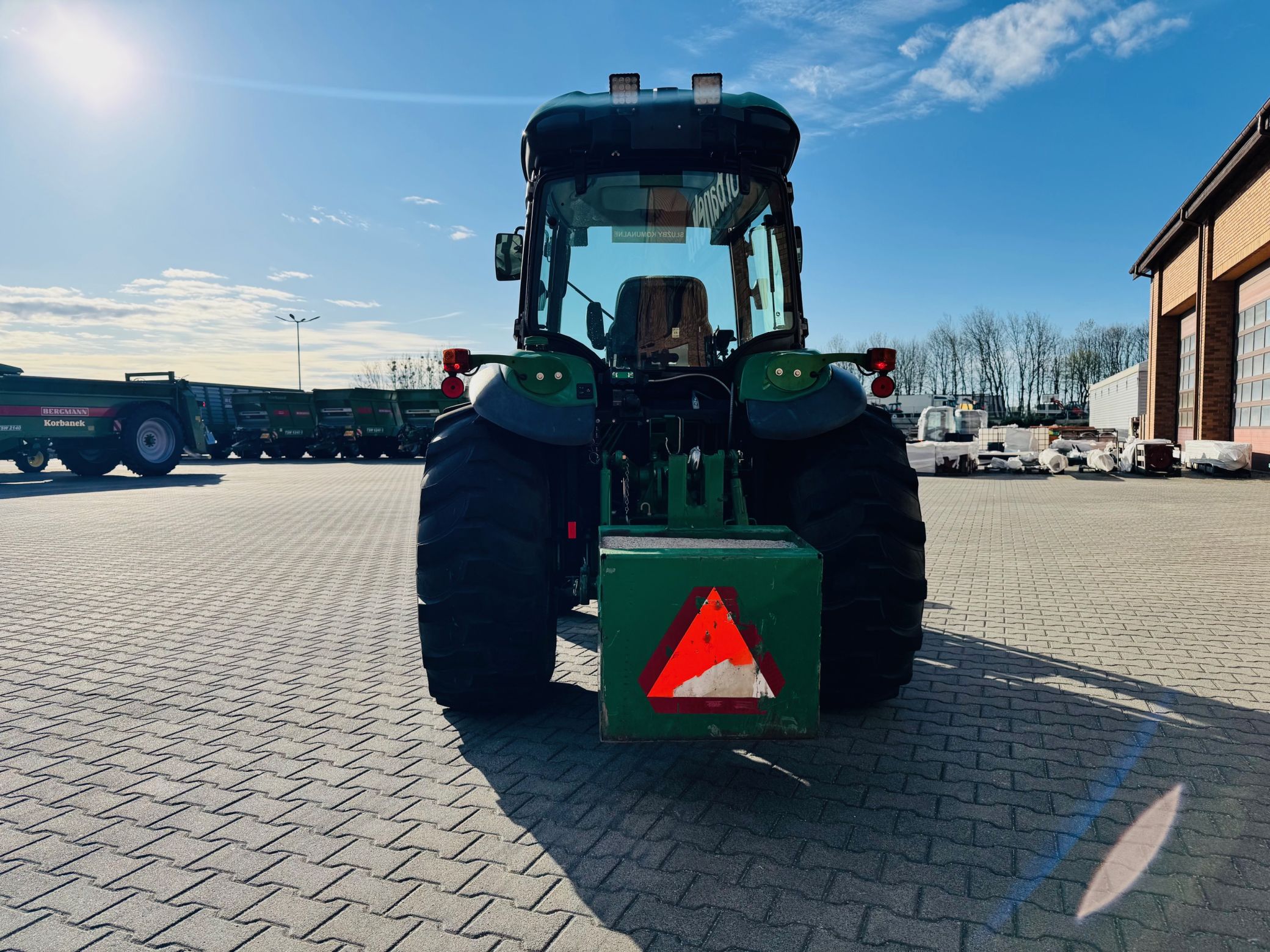 kompaktowy-wielozadaniowy-traktor-ciagnik-john-deere-seria-r-4049-z-ladowacz-czolowy-przedni-tuz--plac-firma-korbanek