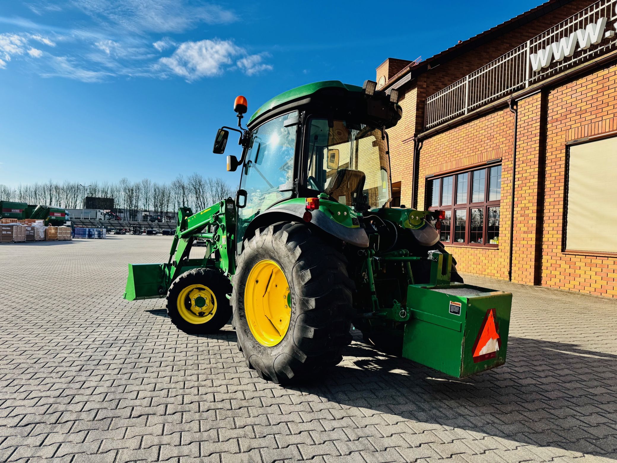 kompaktowy-wielozadaniowy-traktor-ciagnik-john-deere-seria-r-4049-z-ladowacz-czolowy-przedni-tuz--plac-firma-korbanek