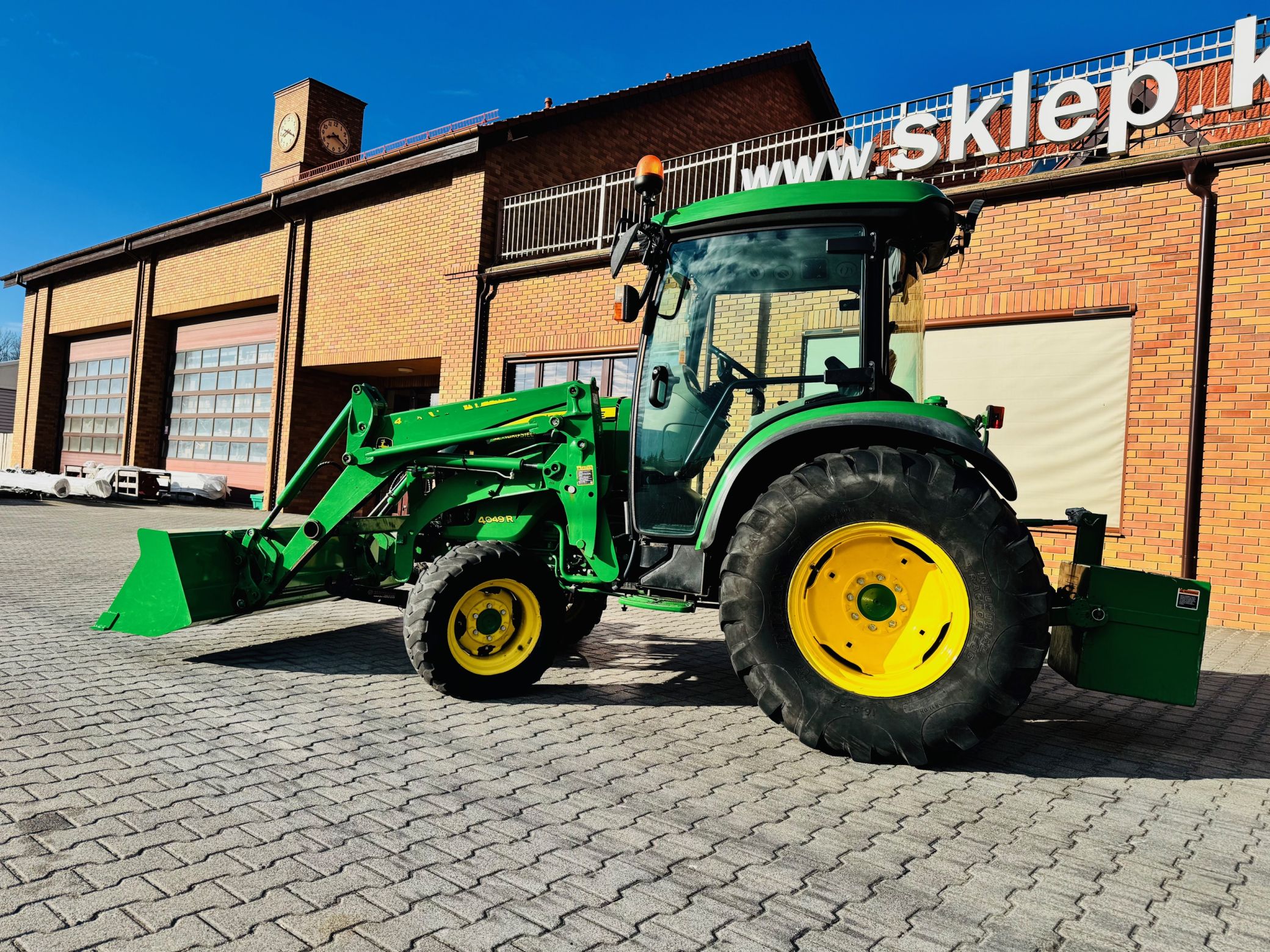 kompaktowy-wielozadaniowy-traktor-ciagnik-john-deere-seria-r-4049-z-ladowacz-czolowy-przedni-tuz--plac-firma-korbanek