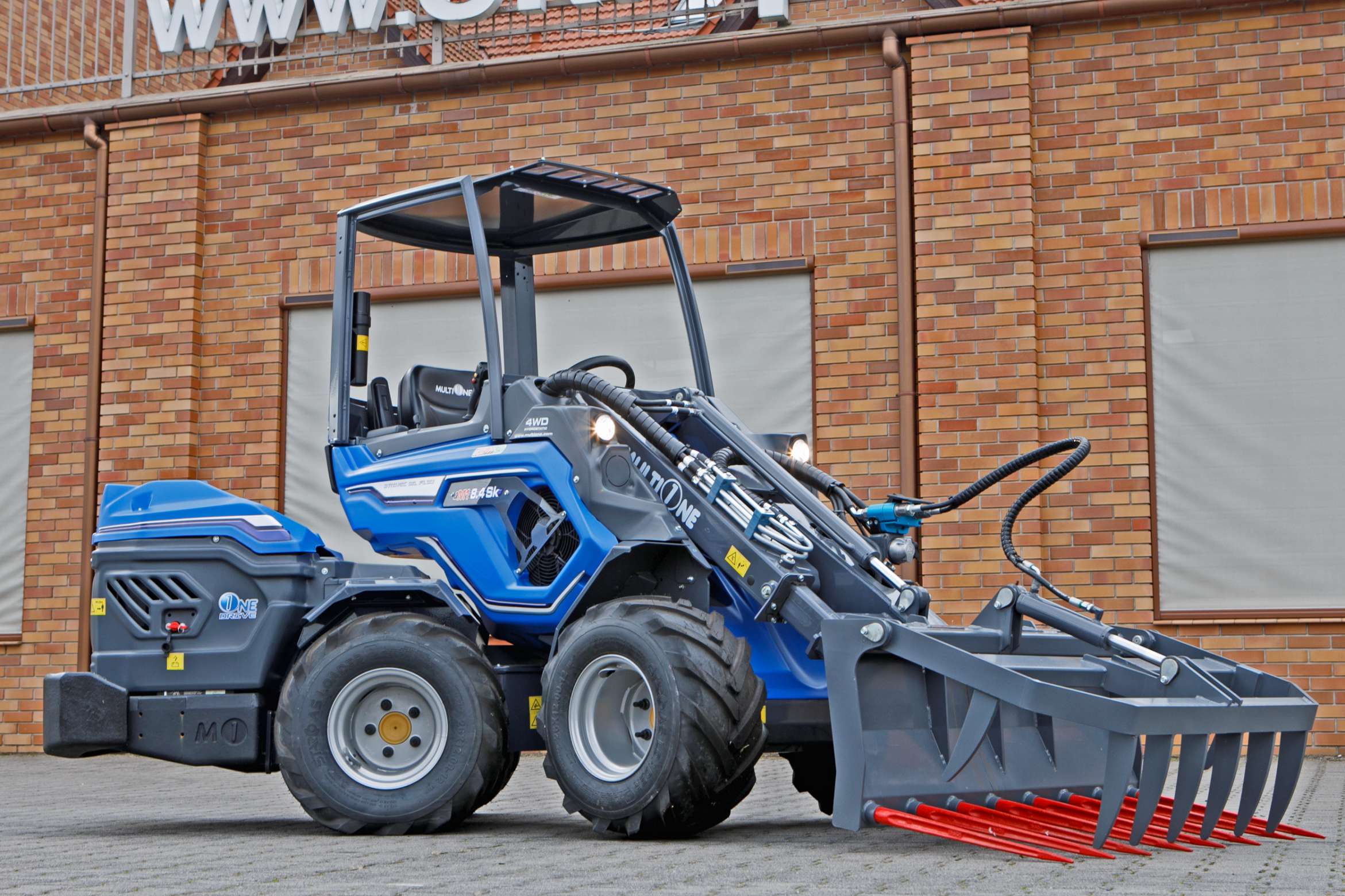 Multione seria 8 Kubota Korbanek front maszyny ramię krokodyl