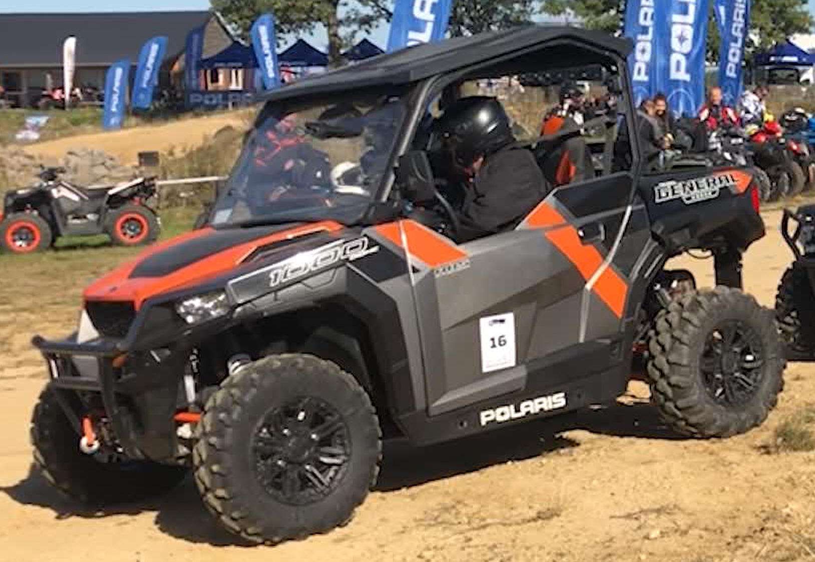 Pomarańczowo - czarny Quad Polaris GENERAL 1000 EPS DELUXE z oferty spółki Korbanek  widok na przód pojazdu 