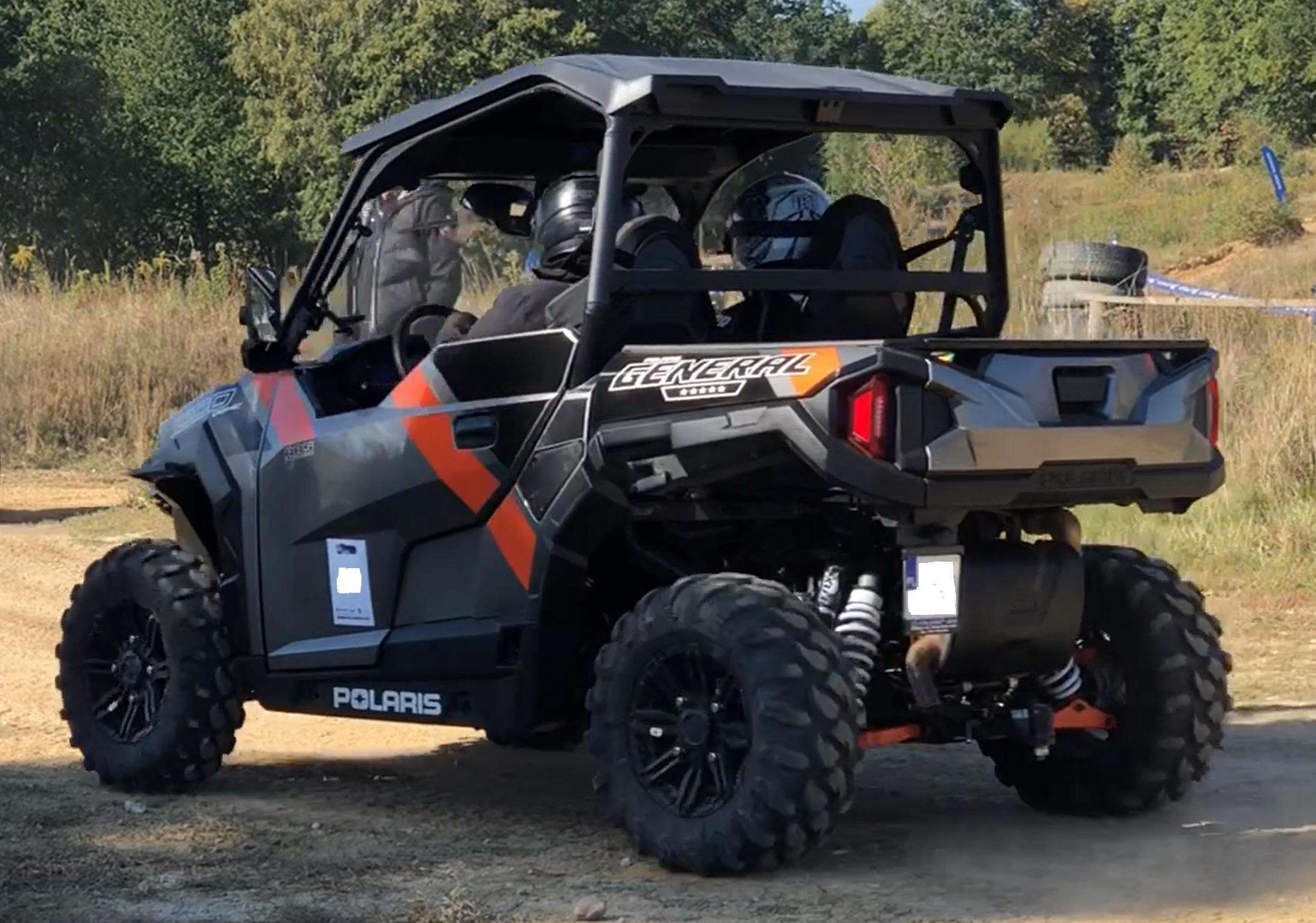 Pomarańczowo - czarny Quad Polaris GENERAL 1000 EPS DELUXE z oferty spółki Korbanek  widok na bok pojazdu 