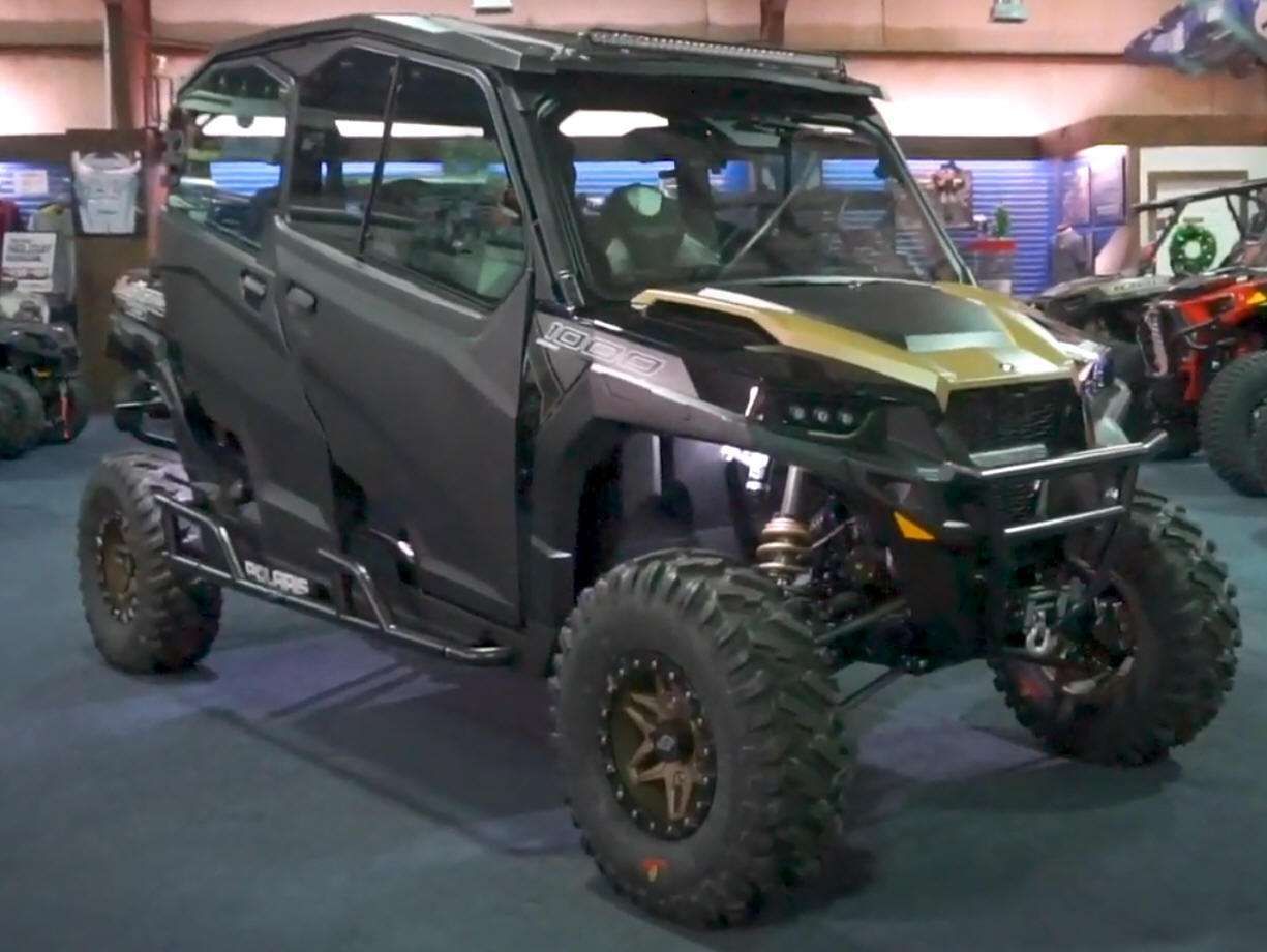 Czerwono - Czarny Quad Polaris GENERAL 1000 EPS atv wersja czteroosobowa z oferty spółki Korbanek 