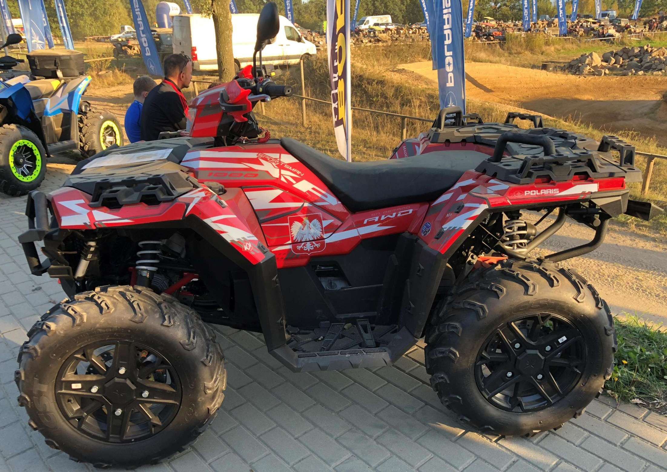 Quad Sportsman 1000 XP Polaris Falcon atv napęd 2x4 4x4 kontrola zjazdu ADC wspomaganie kierownicy EPS EBS hamowanie silnikiem kolor biały czarny felgi aluminiowe system lock and ride Korbanek.pl