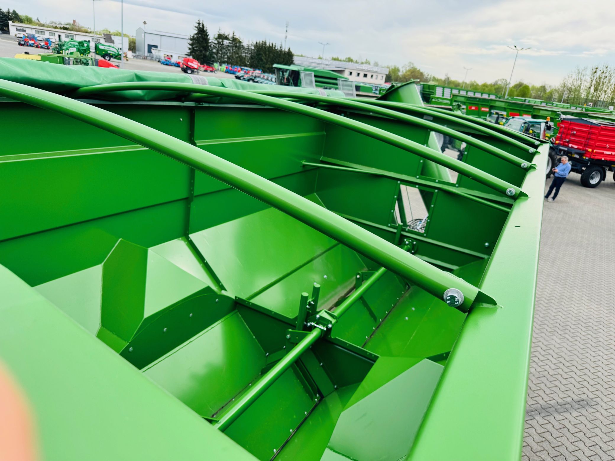 Przyczepa-przeladowcza-przeladunkowa-bergmann-GTW-210-szybki-wyladunek-duza-pojemnosc-plac-firma-korbanek