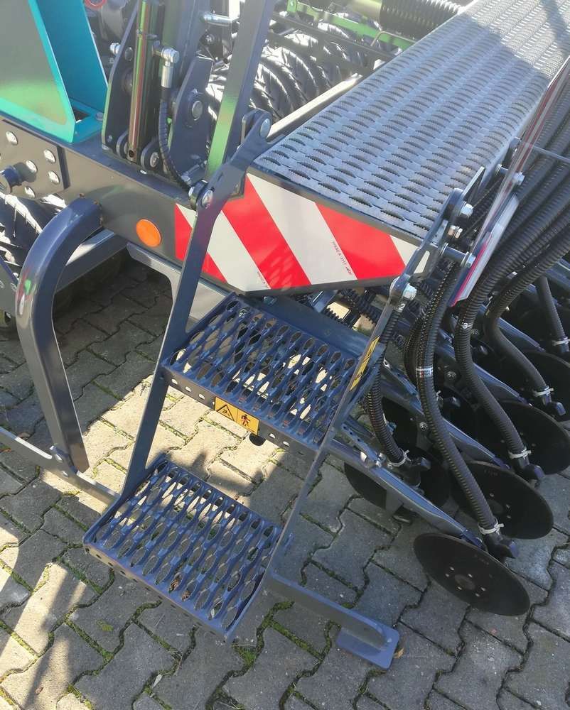 Schodki dostępowe i pomost załadunkowy