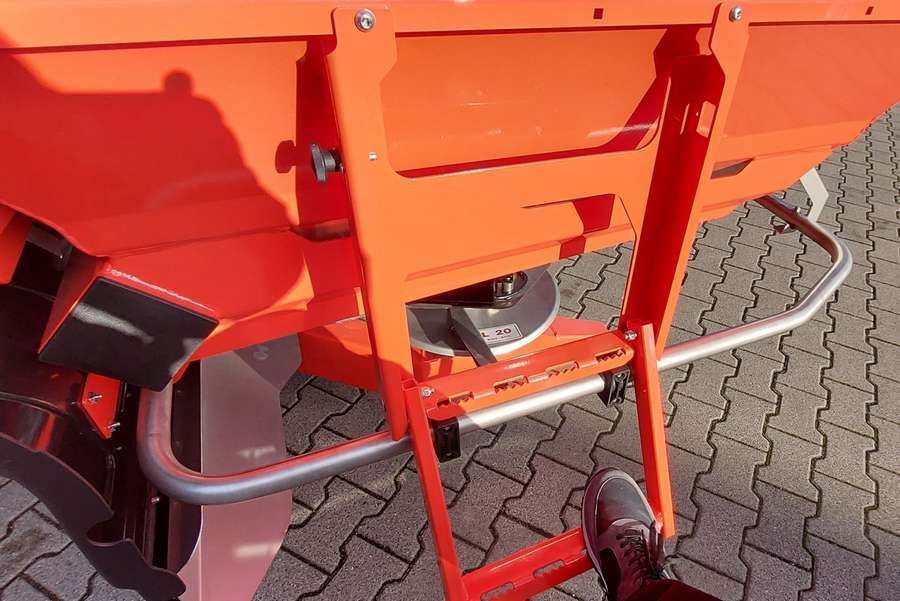 Rozsiewacz dwutarczowy do nawozu Maschio Gaspardo EW 213 ISOTRONIC