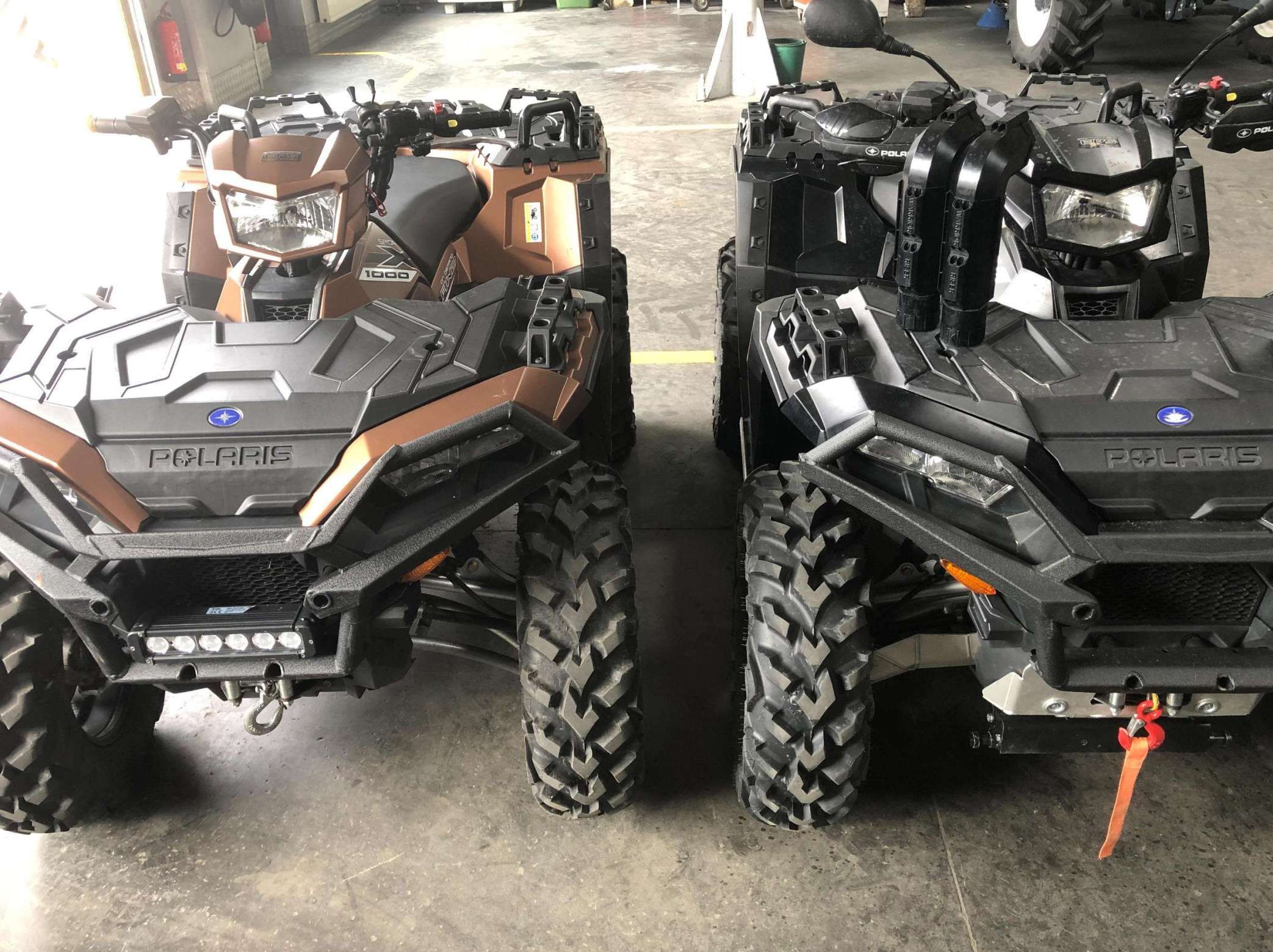 Atv Polaris używany Sportsman XP 1000 quad widok miedzianego i czarnego obok siebie