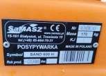 Pomarańczowa tabliczka znamionowa na czarnej posypywarce piasku i soli Samasz Sand 400