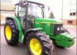 Ciągnik John Deere 6210 z przodu z obciążnikami przednimi 2002