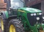 Widok z przodu i z boku od strony pasażera w ciągniku John Deere 7720 .